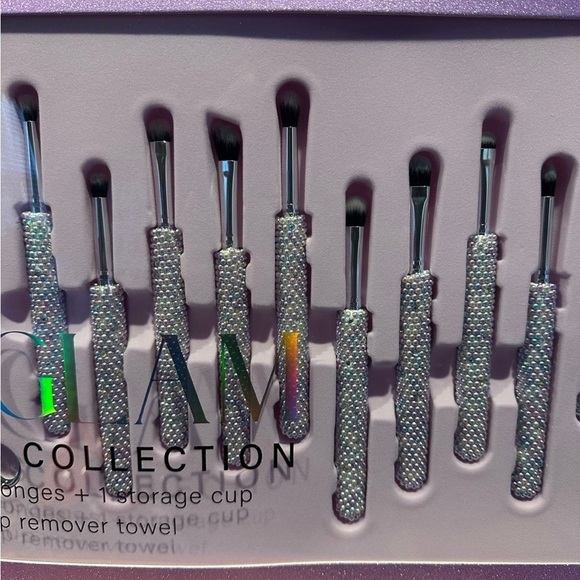 Glitz and Glam 26 Piece Essentials Collection Makeup Set - Picture 5 of 7